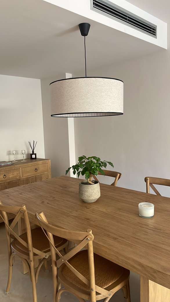 Pantalla en lino crudo e interior raya gris tenue con ribete