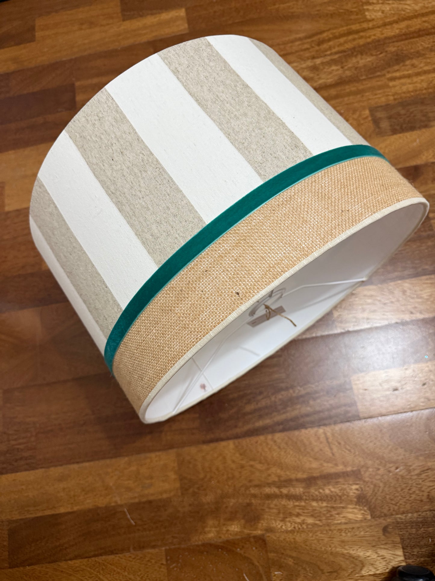 Pantalla raya ancha beige y rafia