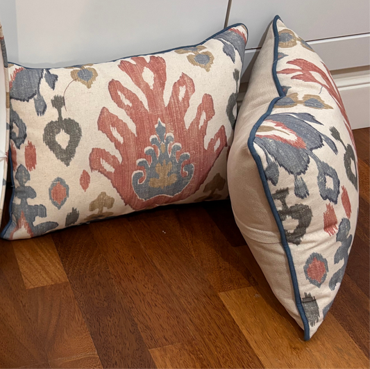 Cojín lino beige-ikat Bali azul con ribete.