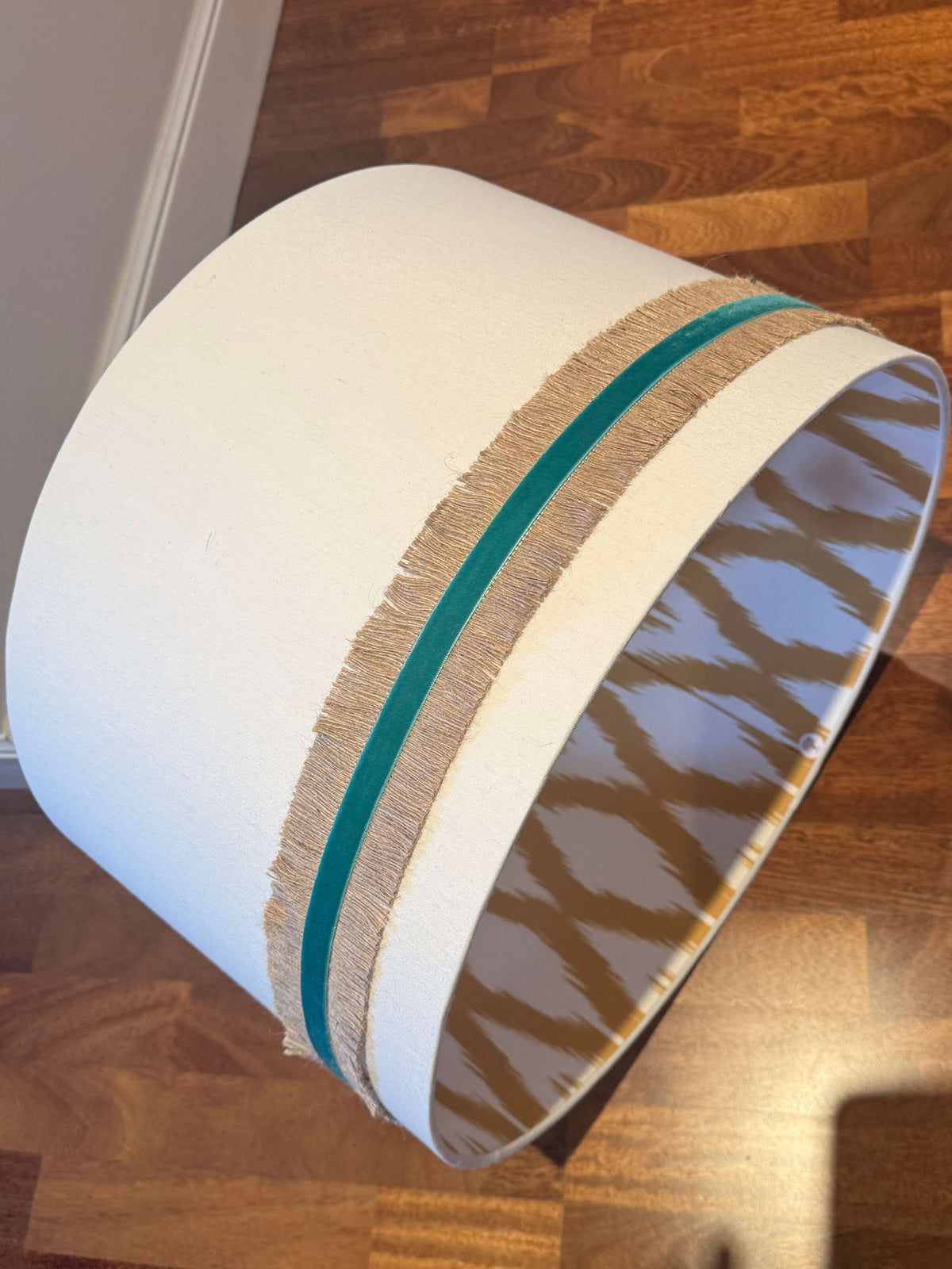 Pantalla con interior ikat mostaza
