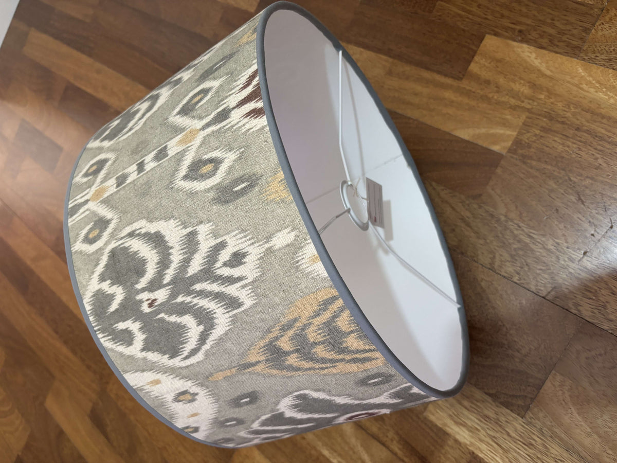 Pantalla ikat gris con ribete