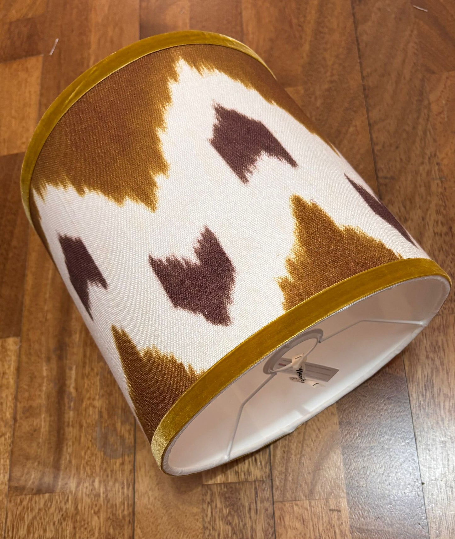Pantalla Zigzag ocre con terciopelo.