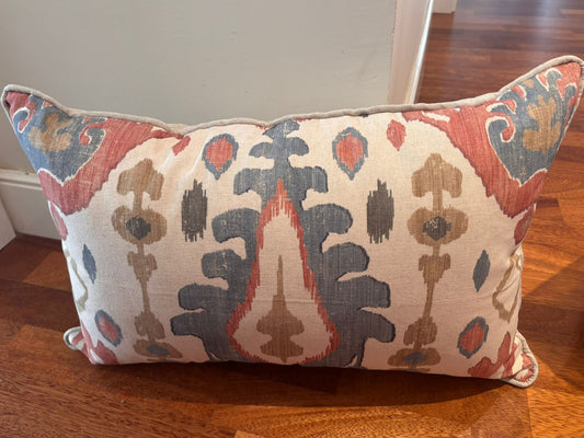 Cojín lino beige-ikat Bali azul con ribete.