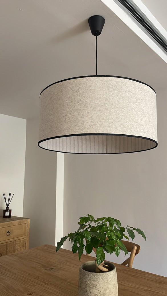 Pantalla en lino crudo e interior raya gris tenue con ribete