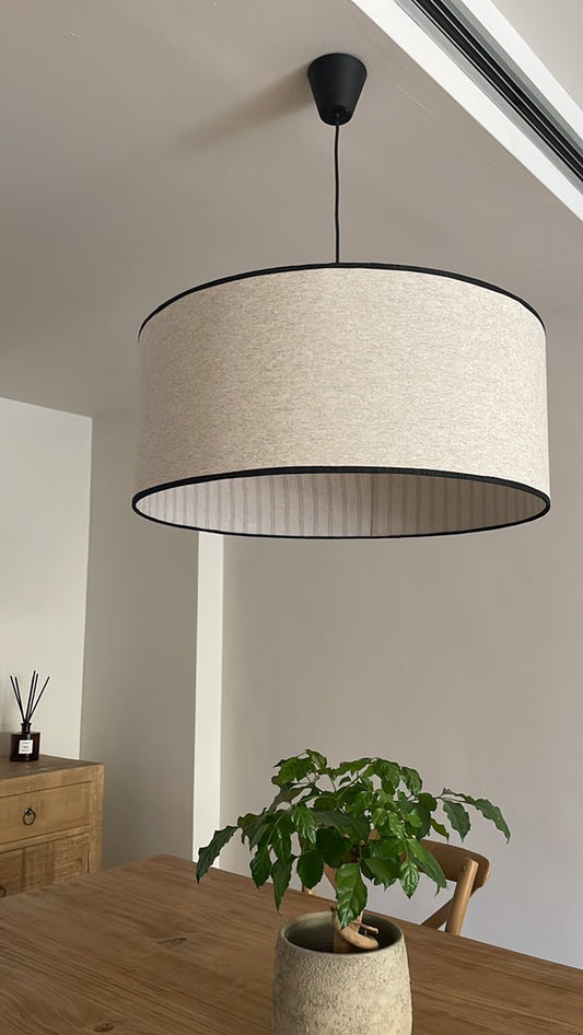 Pantalla en lino crudo e interior raya gris tenue con ribete