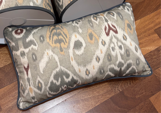 Cojín ikat gris con ribete