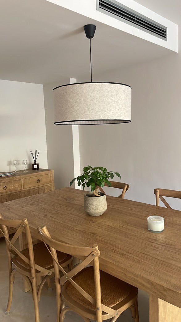 Pantalla en lino crudo e interior raya gris tenue con ribete