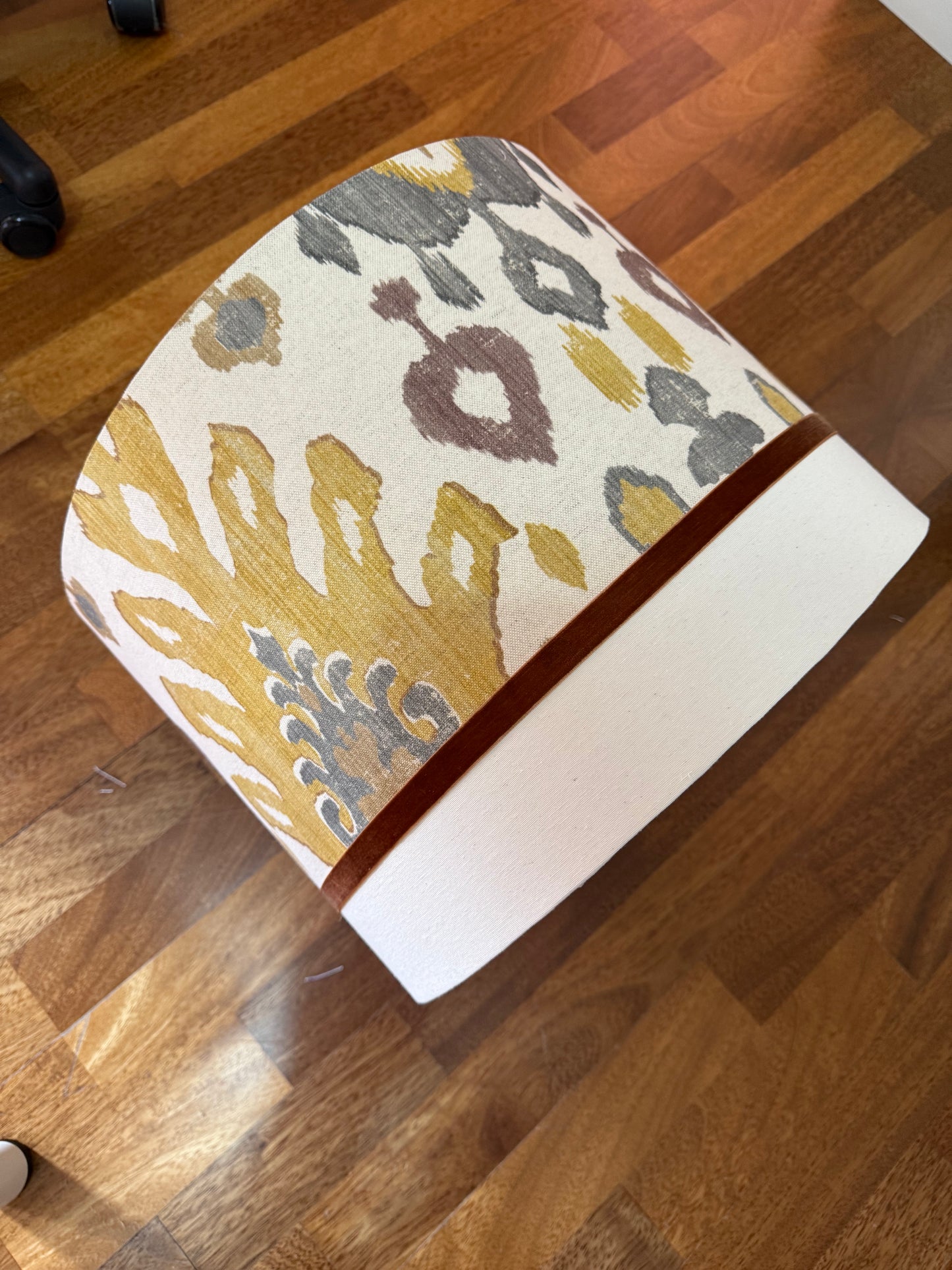 Pantalla combinada tela ikat Bali mostaza