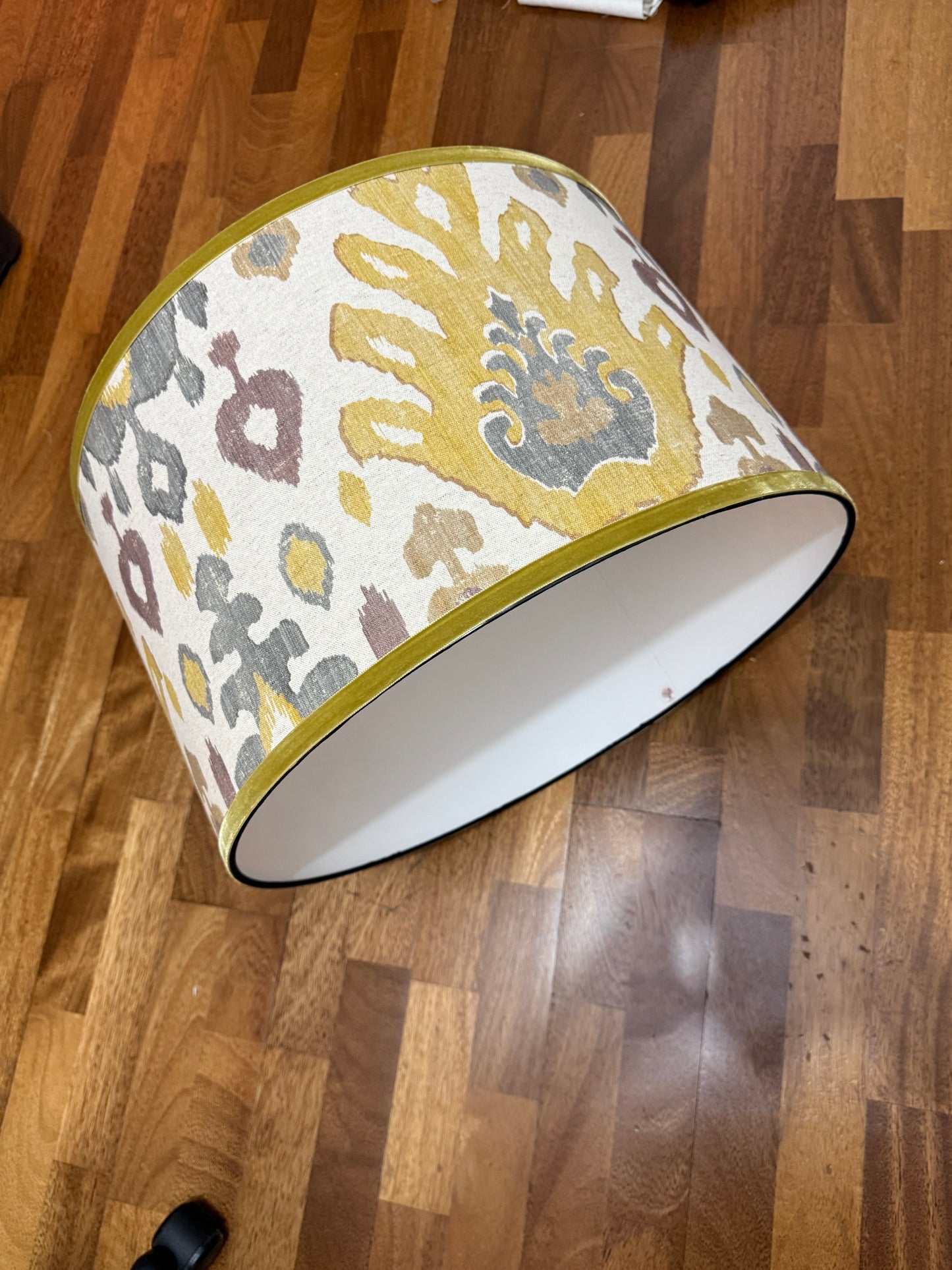 Pantalla tela ikat Bali mostaza con ribete