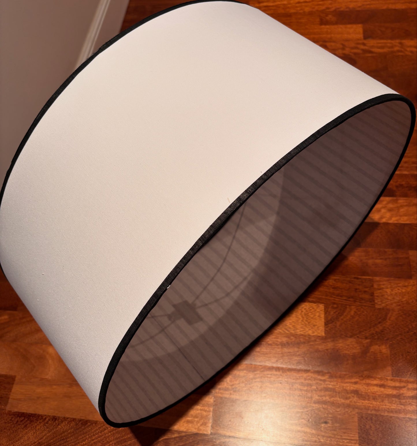 Pantalla en lino crudo e interior raya gris tenue con ribete