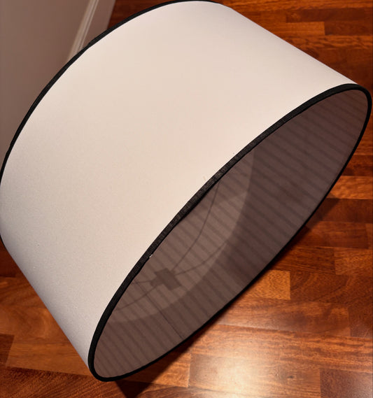 Pantalla en lino crudo e interior raya gris tenue con ribete
