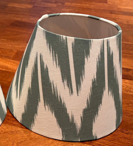 Pantalla cónica ikat verde agua.