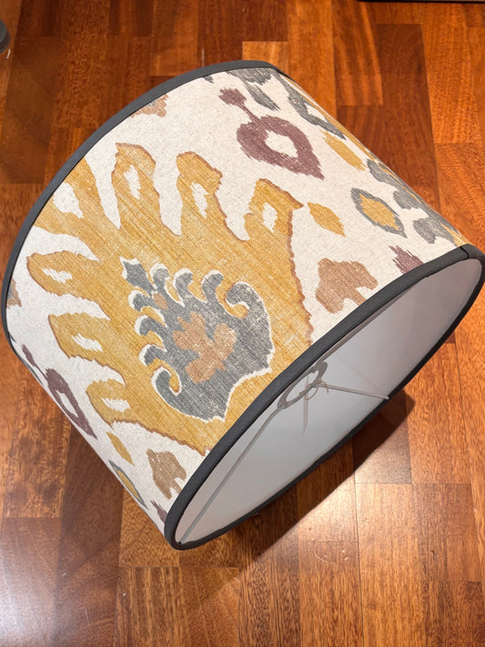 Pantalla tela ikat Bali mostaza con ribete