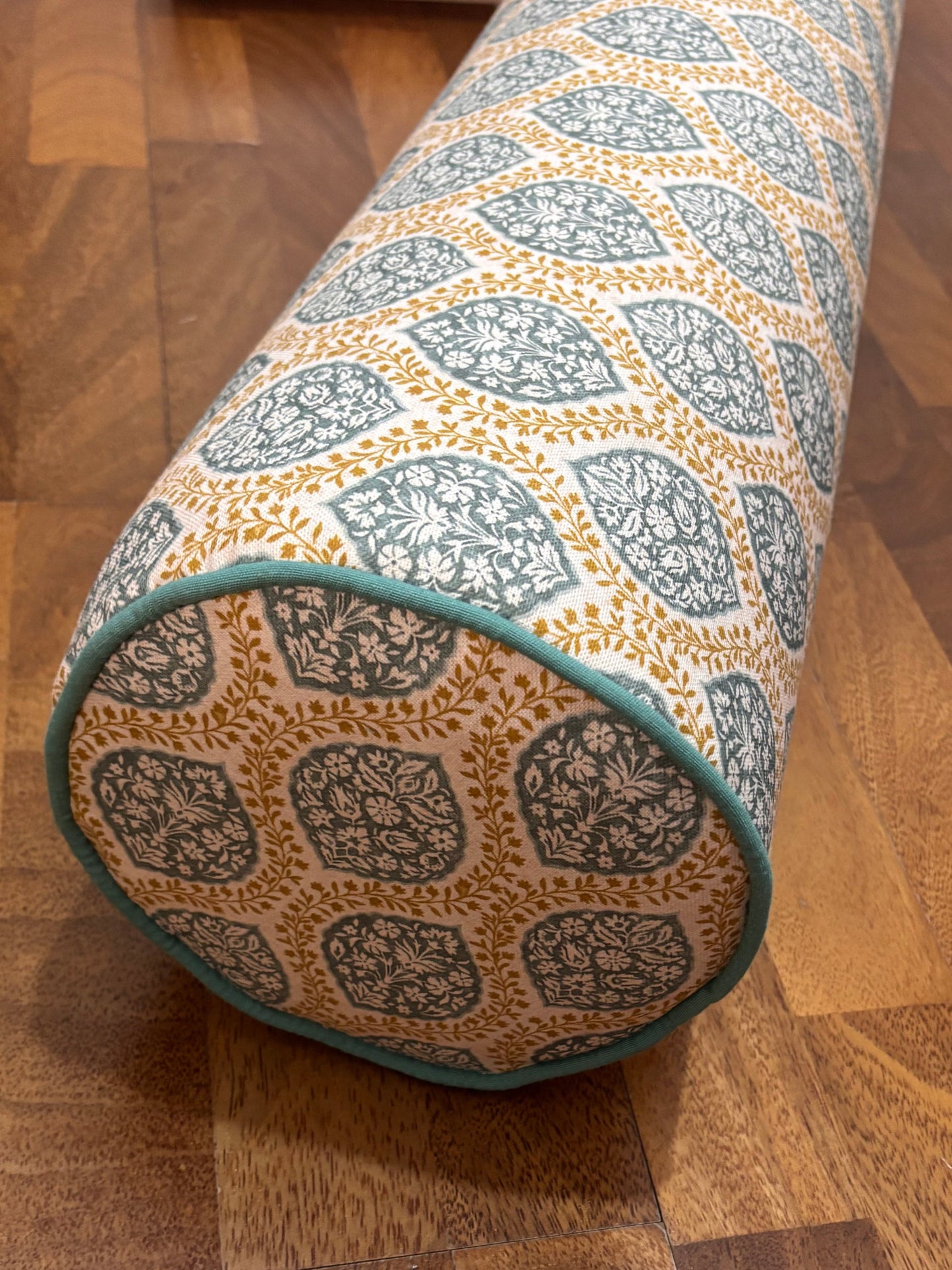 Cojín rulo block print aqua con ribete