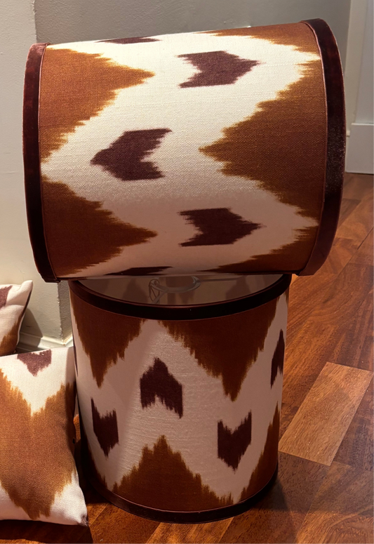 Pantalla Zigzag ocre con terciopelo.