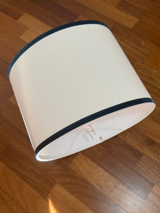 Pantalla ovalada con lino y terciopelo