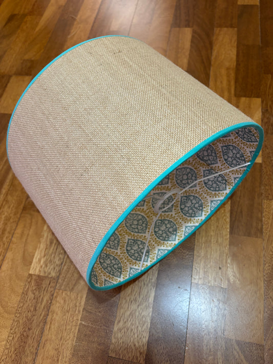Pantalla rafia e interior block print con ribete