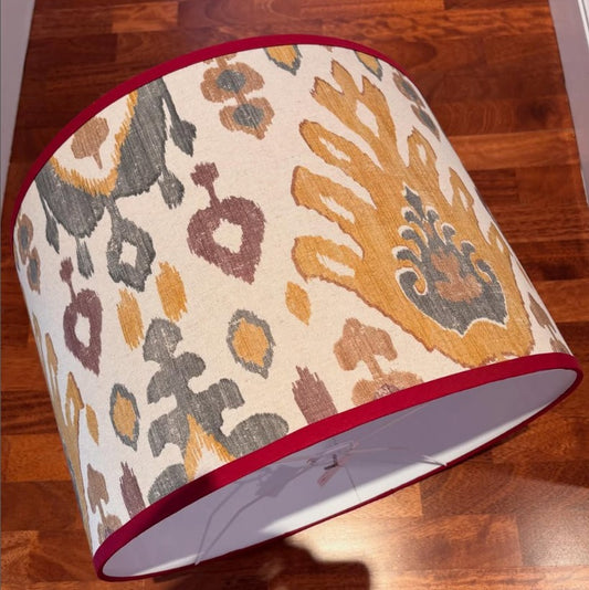 Pantalla tela ikat Bali mostaza con ribete