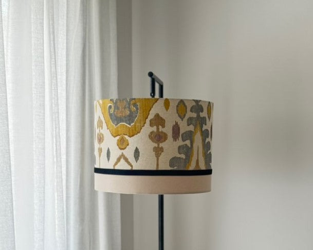 Pantalla combinada tela ikat Bali mostaza