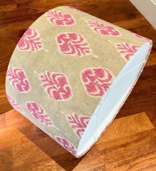 Pantalla Ikat rosa y arena