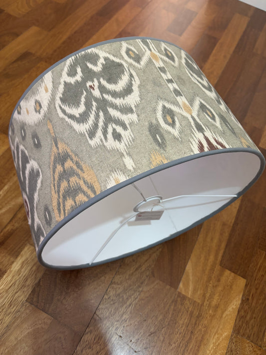 Pantalla ikat gris con ribete