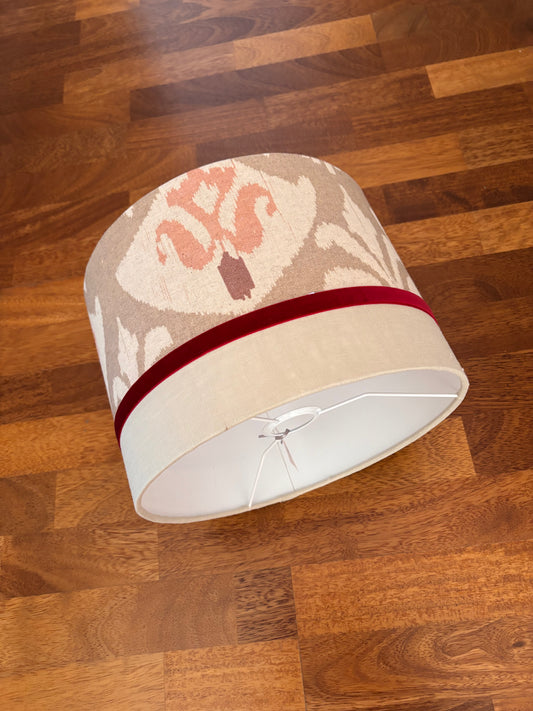 Pantalla ikat rosa con lino beige