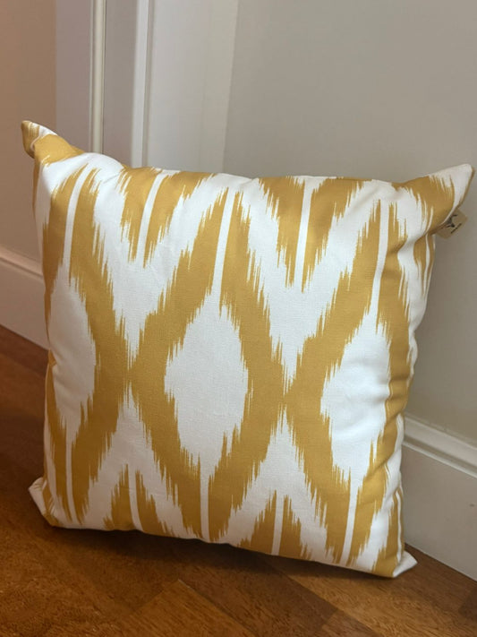 Cojín Ikat mostaza