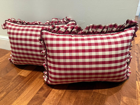 Cojín Vichy burdeos con volante