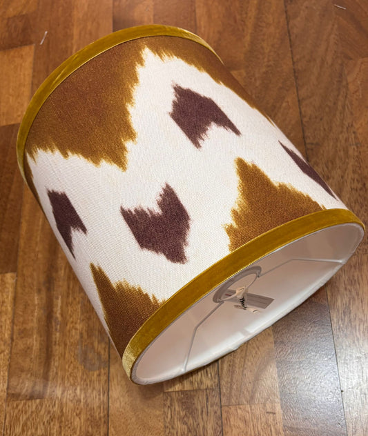 Pantalla Zigzag ocre con terciopelo.