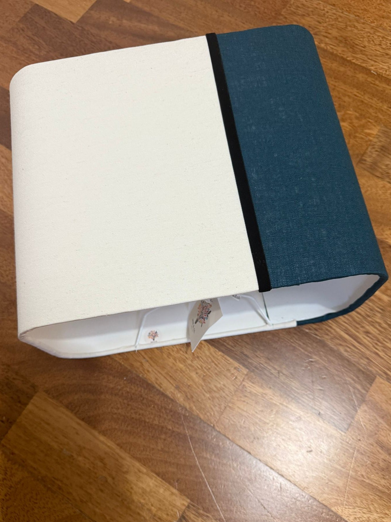 Pantalla rectangular combinada vertical terciopelo negro.