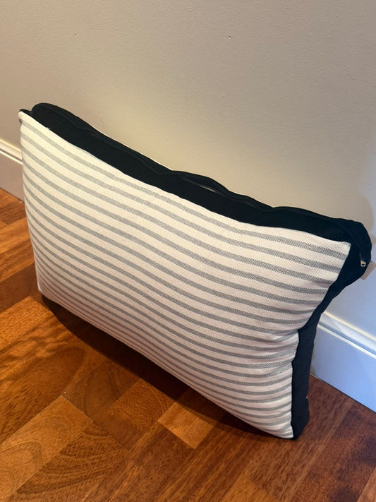 Cojín rayas gris/azul con canto